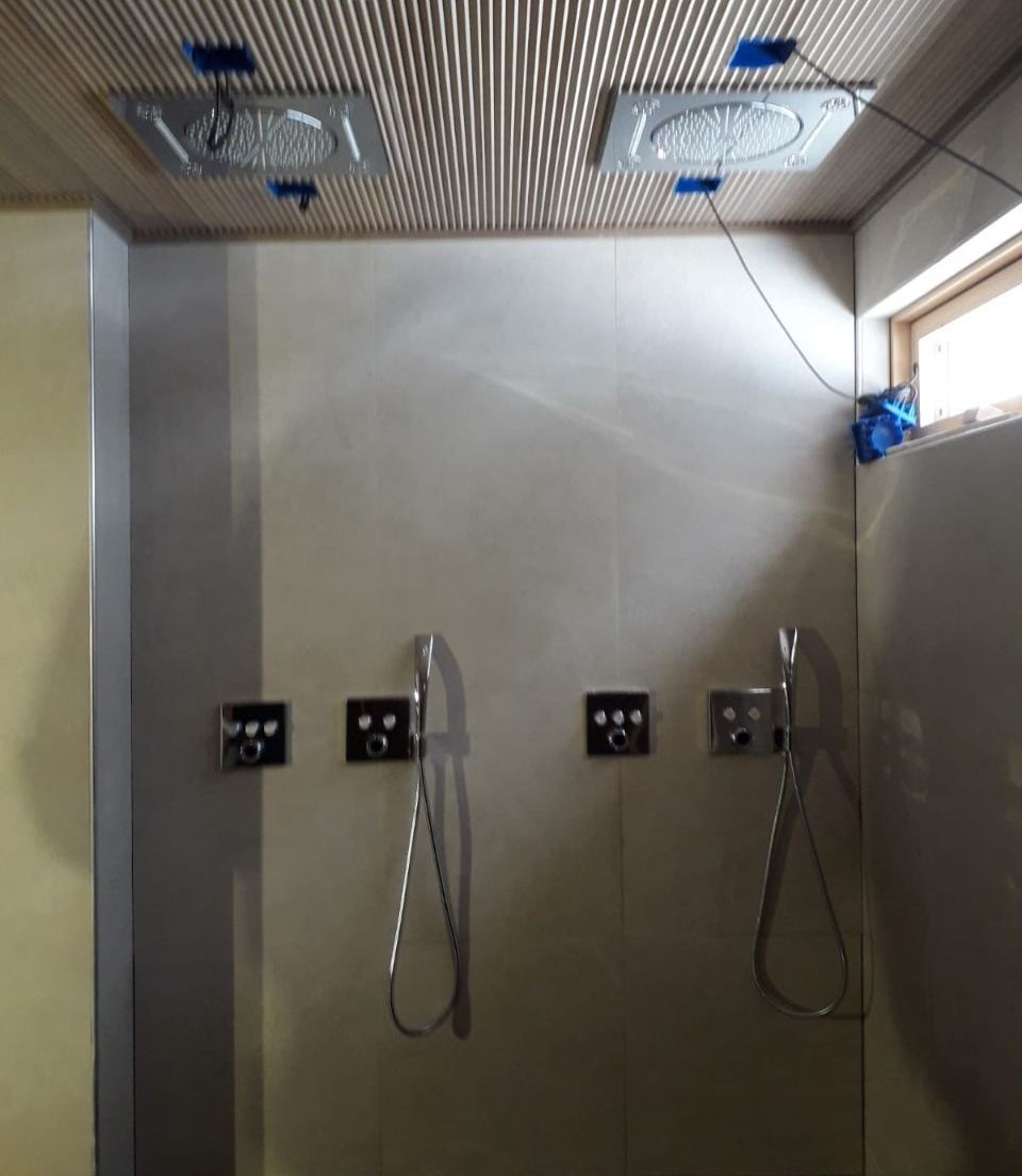 Kaksi suihkua asennettuna kylpyhuoneeseen